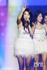 组图：NU'EST等唱响韩流演唱会 女团爆乳秀大腿