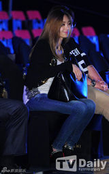 组图：韩艺瑟等女星出席品牌活动 捂嘴大笑