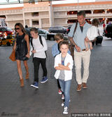 组图：小贝一家高调亮相 七公主萌样可人