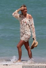 组图：球星法尔考海中爱抚娇妻 舔肚脐极度高调