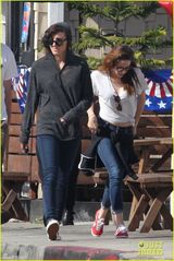 组图：暮光女低胸短袖露小蛮腰 心情放松现赘肉