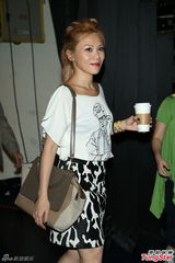 组图：李宗盛桃红衬衫开唱 称林忆莲唱得更好