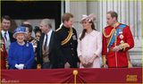 组图：女王携皇室亮相阅兵 凯特王妃大肚优雅