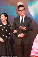 组图：毛舜筠羽毛裙俏皮 笑挽帅气眼镜男林家栋