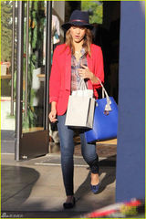 组图：杰西卡-阿尔芭红装过节 圣诞血拼不怕累