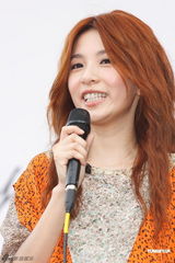 组图：SHE十周年纪念活动 Selina发短片盼早日归队