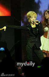 组图：少女时代等参加音乐会 俏丽演出性感抢眼