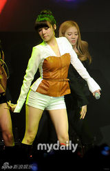 组图：少女时代等参加音乐会 俏丽演出性感抢眼