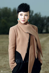 组图：梁丽挑战豹纹装 英伦范儿气场十足