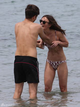 组图：奈特莉度蜜月笑贴老公 碎花比基尼秀身板