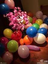 组图：谢娜为何炅准备生日派对 张杰吹气球