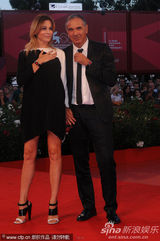 组图：《硬纸盒小镇》首映 导演埃曼诺牵爱妻亮相