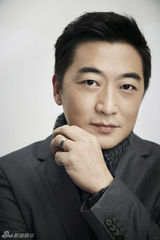 组图：邵峰冬日温暖写真 高领毛衣打造韩剧风尚