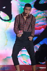 高清组图：陈伟霆喜获两奖 现场劲歌热舞