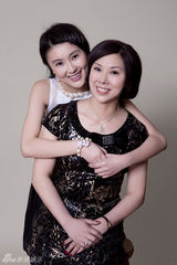 组图：甘薇母亲节大片曝光 携妈妈出镜展浓浓深情