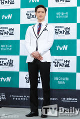 组图：吕珍九搭河妍秀演新剧《土豆星》