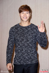 组图：金钟国穿中国传统服装 贴身抱女粉丝