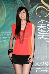 组图：陶晶莹一家三口看戏 曾宝仪天心无男伴