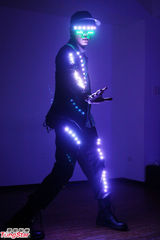 组图：蔡旻佑勤练六块肌 色诱天心同台飙歌