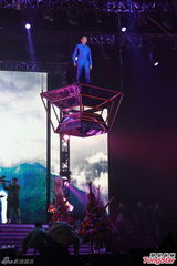 组图：郑伊健首度广州开唱 展腹肌歌迷尖叫