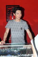 组图：辰亦儒为自己潮牌站台 方文山来助阵