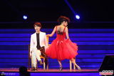 组图：李宇春莫文蔚魅惑合唱 红白玫瑰经典上演