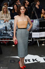 组图：玛丽昂黄抹胸妩媚现身《蝙蝠侠》首映