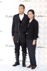 组图：马艳丽爱戴捧场时装秀 偶遇球星中田英寿