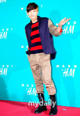 组图：少女时代等众韩星出席某服装店开业仪式