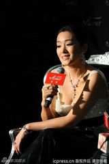 组图：巩俐低胸亮相时装周 性感蕾丝装搭灯笼裤