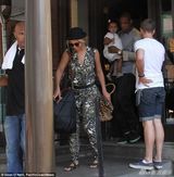 组图：碧昂斯一家外出用餐 女儿叼奶嘴卖萌抢镜