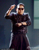 组图：鸟叔获新媒体奖 压轴表演大秀骑马舞