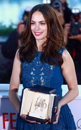 组图：戛纳电影节颁奖礼 获奖者亮相笑容洋溢