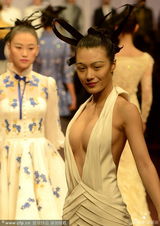 组图：中国时装周模特真空上阵 更衣露奶猛抢镜