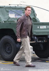 组图：施瓦辛格携子外出 开军用悍马气质彪悍