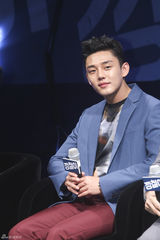 独家高清：刘亚仁牵手金海淑宣传新片《强哲》