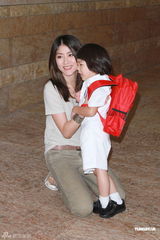 组图：陈慧琳潮装打扮接大儿子放学