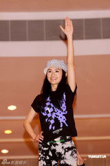 幻灯图集：Twins为个唱彩排 陈伟霆容祖儿探望加油