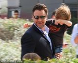 幻灯图：戛纳开幕片《罗宾汉》记者会 克劳携子亮相