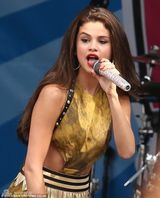 组图：比伯女友赛琳娜开唱 疑真空上阵下体走光