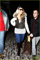 组图：玛丽亚-凯莉圣诞节血拼 挺爆乳专人护驾