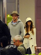 组图：贾斯汀与妻子婚后首亮相 杰西卡幸福秀钻戒