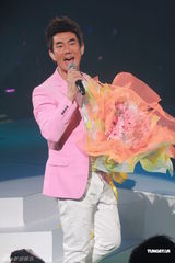 组图：梁咏琪个唱落幕性感典雅 外籍男友现身支持