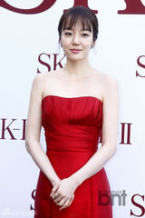 组图：汤唯林秀晶李妍熙出席活动同穿红裙斗艳