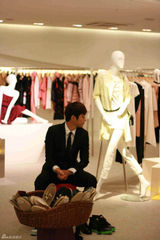 高清图：韩男团INFINITE穿正装购雨靴被拍