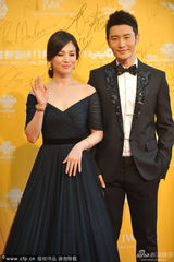 组图：宋慧乔低胸裙肌肤如雪 黄晓明抢着护花