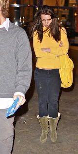 幻灯图集：布兰妮和男友看电影 不满狗仔摆黑脸