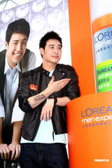 幻灯图：潘玮柏分享护肤心得 避谈“双J恋”真假 