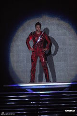 组图：王力宏小巨蛋开唱 “火力全开”大展才艺