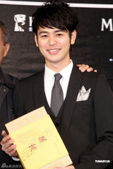 组图：妻夫木聪金马影展会影迷 现场大秀中文